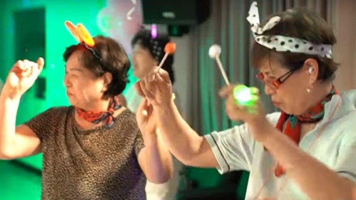 [VIDEO] Vlast liječi svoje umirovljenike organiziranjem dnevnih disko zabava