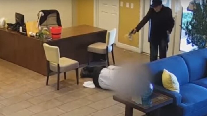 Zbog poplave u stanu 93-godišnjak pucao u upravitelja zgrade