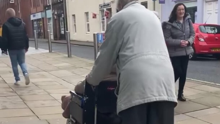 [VIDEO] Umirovljenik smislio kako putovati po gradu sa ženom koja je u kolicima