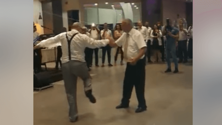 [VIDEO] Vladimir Šeks i bivši sudac Ustavnog suda zaplesali na svadbi