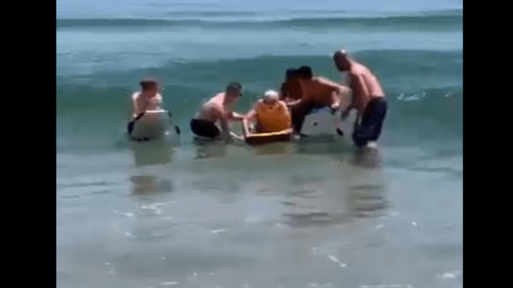 [VIDEO] Umirovljeniku s demencijom ispunili želju: Htio je posljednji put zajahati val