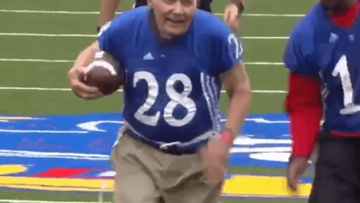 [VIDEO] Pogledajte sreću na licu veterana iz Drugog svjetskog rata dok postiže zgoditak za svoju ekipu