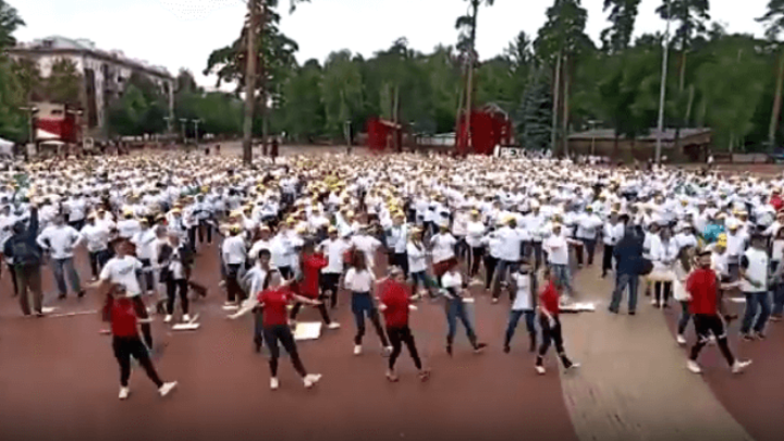 [VIDEO] Umirovljenici srušili rekord: Preko 1.500 zaplesalo poznati ples koji čuva zdravlje