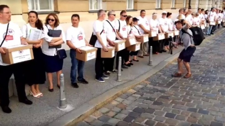 Više od 700 tisuća potpisa za referendum stiglo na Markov trg!
