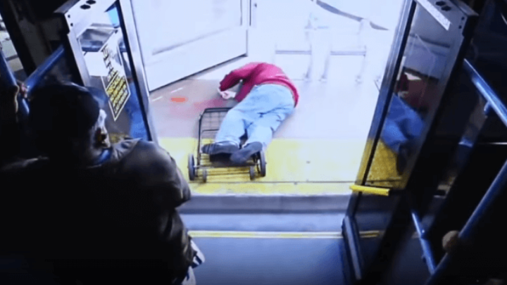[VIDEO] Uznemirujuće: Žena gurnula starijeg gospodina iz autobusa, umro je