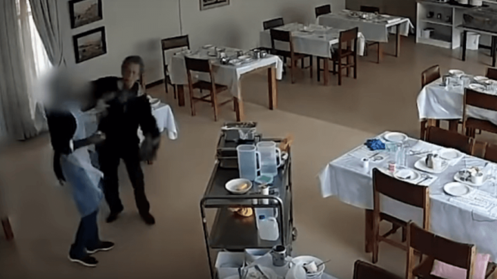 [VIDEO] Gospođa u domu za starije htjela uzeti još jedan jogurt, zaposlenica ju gurnula na pod