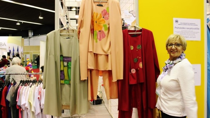 Umirovljenica Bosiljka provodi radionice slikanja na svili za kreativne gušte umirovljenike