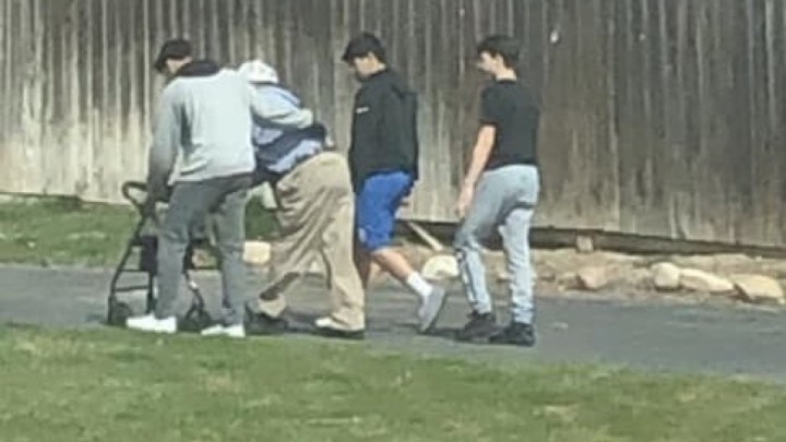 Umirovljenik je pao na kolnik. Prišla mu je grupa dječaka, no nisu znali da ih se snima