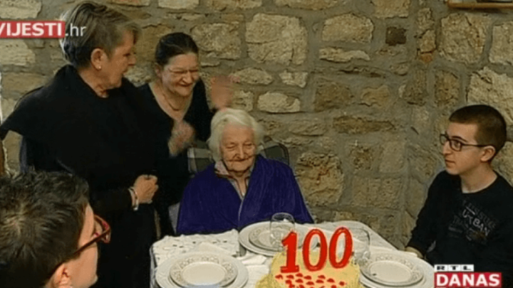 Dvije kćeri, četvero unučadi i šestero praunučadi: Pogledajte divnu proslavu rođendana 100-godišne Milenke