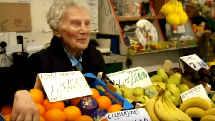 Rekorderka: Kumica na placu ima 90 godina i 67 godina radnog staža!