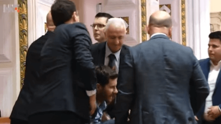 [VIDEO] Kaos u Saboru: Zaštitari izbacili Pernara jer je govorio o Sanaderu, Bunjac im prijetio smrću