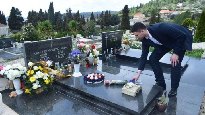 [ANKETA] Pomozite nam odgonetnuti što predsjednik SDP-a radi na fotografiji