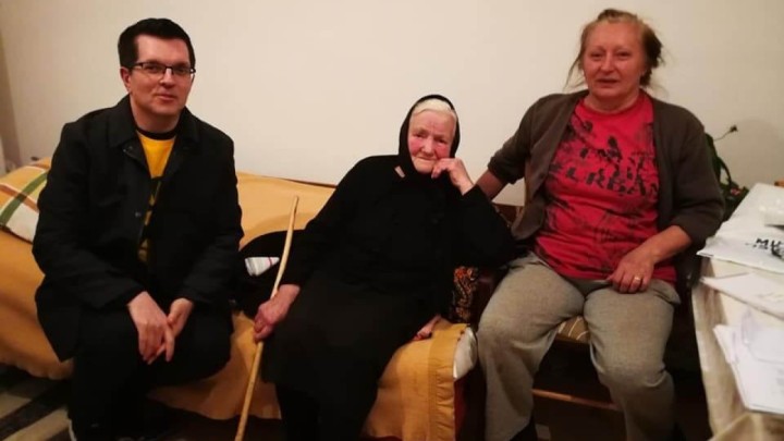 Živi zid starici iz Like otplatio rakiju koju su joj oteli carinici