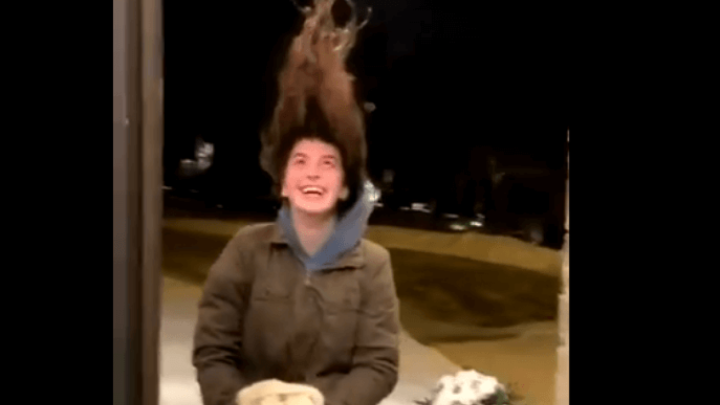 [VIDEO] S mokrom kosom na -29 Celzijeva stupnja: Gori prijestup od sjedenja na hladnom betonu