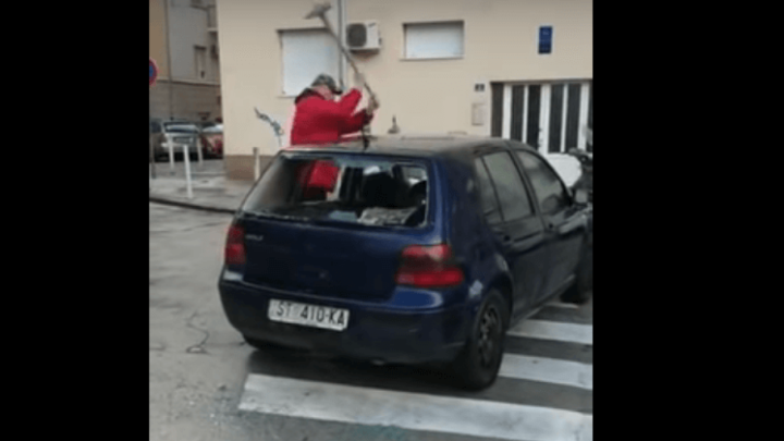 [VIDEO] Čovjek u Splitu maljem razbio automobil parkiran na pješačkom prijelazu