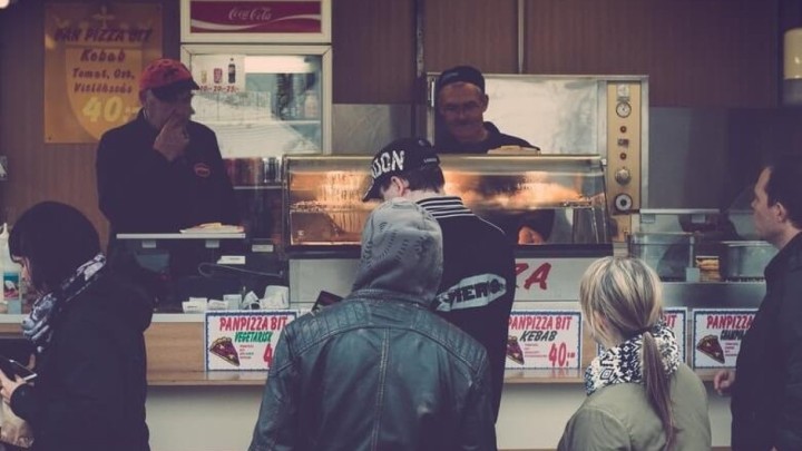 Umjesto mladih radnika, u restoranima radije zapošljavaju - umirovljenike