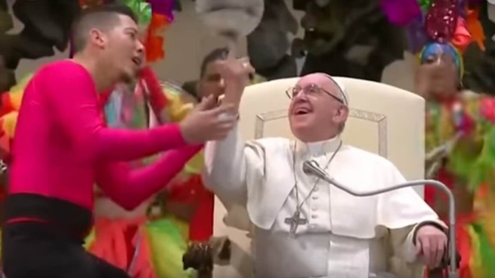 Papa Franjo još jednom oduševio, pogledajte kako na prstu vrti nogometnu loptu