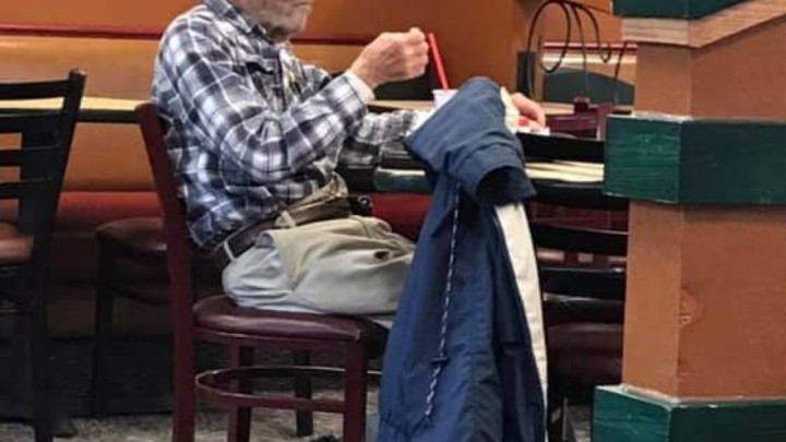 Zaposlenici restorana 97-godišnjeg gosta iznenadili prelijepom gestom