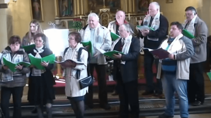 Župnik usred mise dao otkaz cijelom crkvenom zboru: "Prestari ste i tračate"