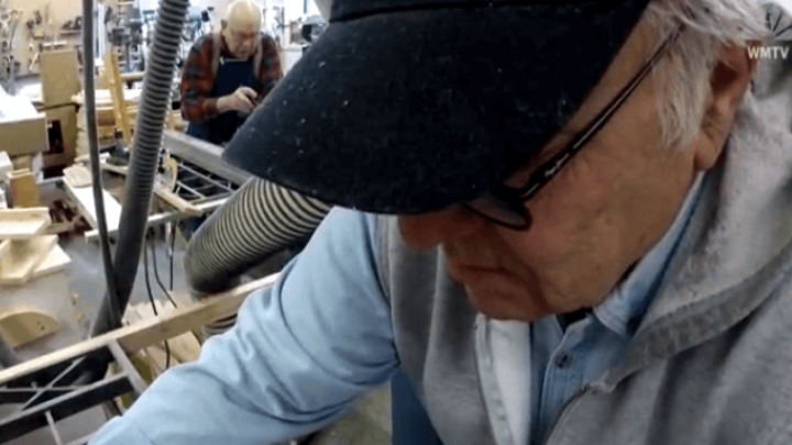 Umirovljenici pomažu Djedu Božićnjaku napraviti igračke za djecu