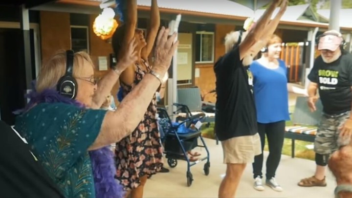 [VIDEO] Starački domovi uveli "tihi disko" koji je oduševio umirovljenike