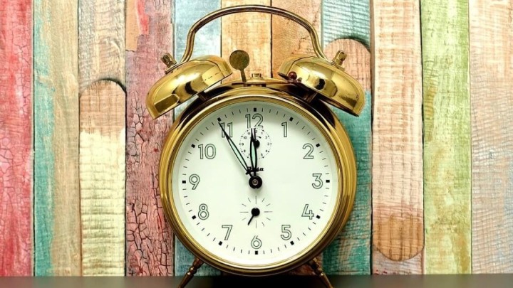 Odluka o ukidanju pomicanja sata neće biti provedena iduće godine