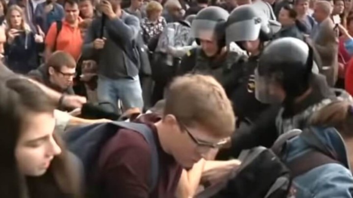 Rusija silom zaustavila prosvjednike protiv mirovinske reforme, pritvoreno oko 800 osoba