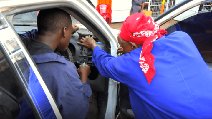 Neobično zanimanje u starijoj dobi: Prabaki iz Kenije rad pomaže da se osjeća mladom