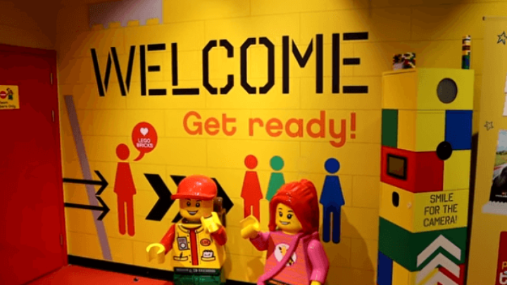 Umirovljenici u Birminghamu zabranili ulazak u Legoland jer je došla sama, bez unuka
