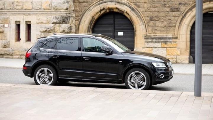 [KOMENTAR ] Vlada nema novca za veće mirovine, ali ima za nove luksuzne aute?