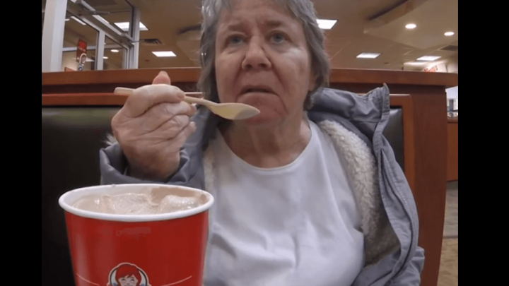 [VIDEO] Pogledajte dirljivi trenutak sina i majke koja ga ne prepoznaje