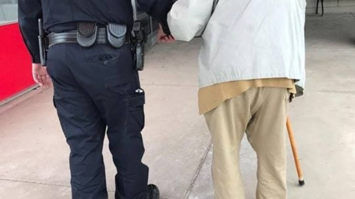 84-godišnjak nije imao kako doći ženi u bolnicu pa se dosjetio - pozvati policiju