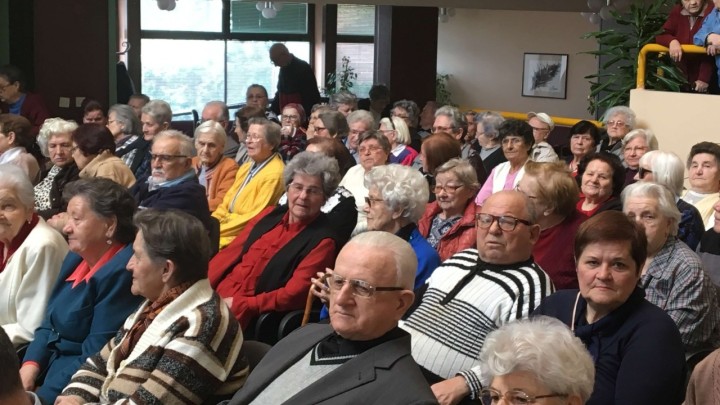 Nekad žene za 8. mart dobile motiku da više rade, a neke muževi počastili i perilicom rublja