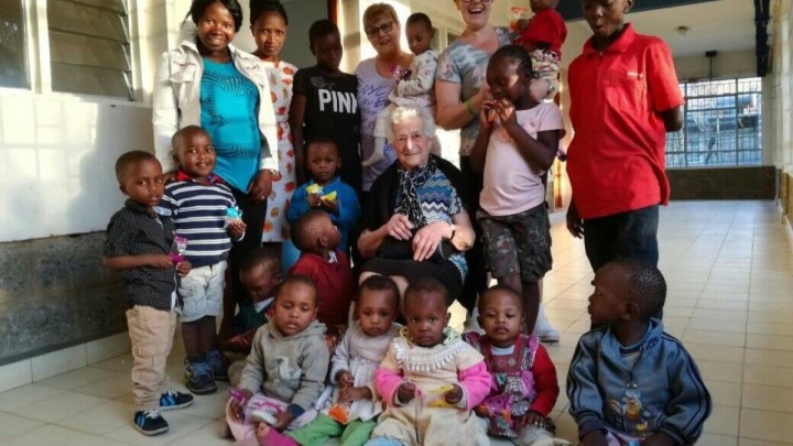 Baka sa 93 godine otputovala u Keniju kako bi pomagala djeci u sirotištu