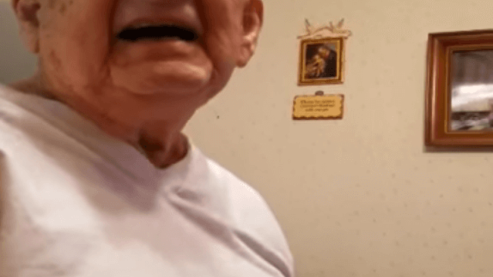 Pogledajte reakciju djedice koji je malo zaboravio koliko godina zapravo ima