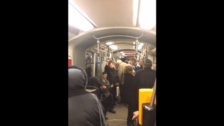 [VIDEO] Umirovljenici svirkom i pjesmom zabavili putnike tramvaja broj 11
