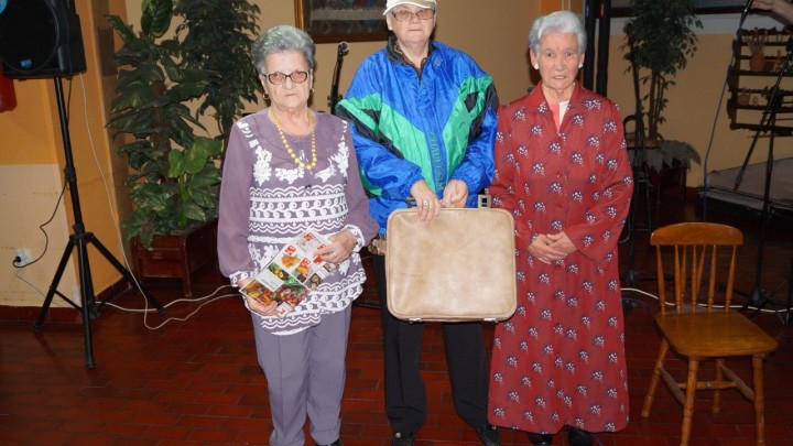 S dobrom mirovinom obilazi toplice i ogovara snahu pa je sin želi strpati u dom