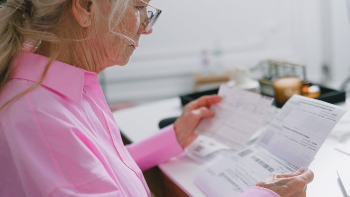 Umirovljenici o godišnjem dodatku: 'Ode mojih 240 eura na poskupljenje dopunskog i režija'