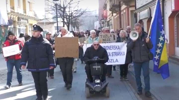 Prosvjed umirovljenika u Tuzli: 'Živimo bijedno, nemamo ni za kruh'