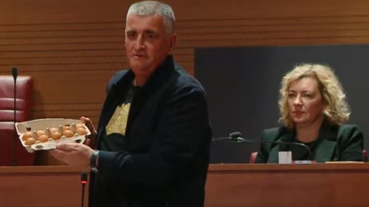 Bulj Plenkoviću donio kruh i jaja: 'Ovo je 57 posto skuplje, a mirovine ste digli sedam posto'