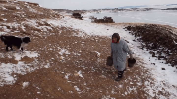 [VIDEO] Umirovljenica živi sama "usred ničega" i u starim klizaljkama prelazi Bajkalsko jezero