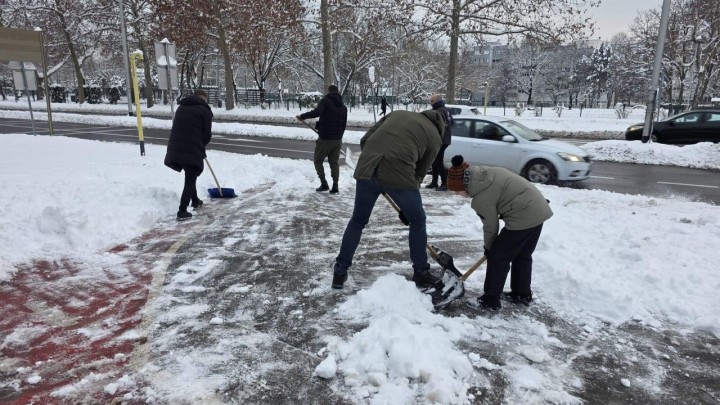 Što ne može Holding, mogu humanitarci: Očistili snijeg ispred 40 kuća starijih samaca i domova