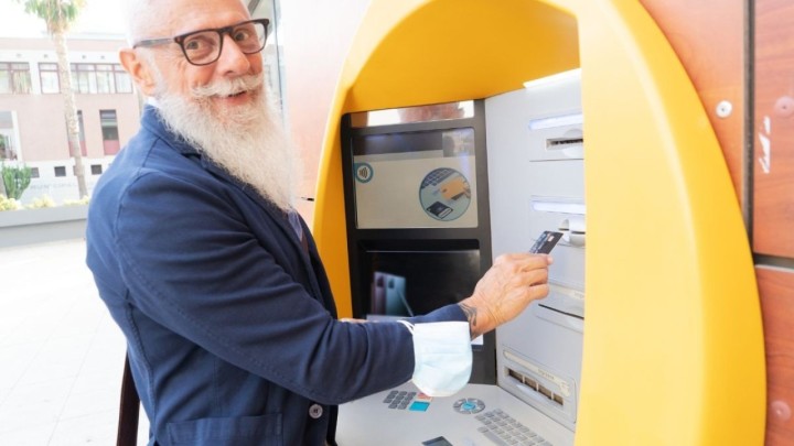 Dio bankovnih usluga postaje besplatan od 1. siječnja: Nove pogodnosti za umirovljenike