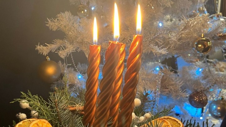 Treća adventska svijeća: Simbolizira radost i potiče nas na zahvalnost