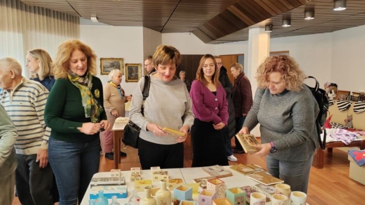 Izložba ručnih radova korisnika Doma za starije: 'Novac od prodaje vraća se njima'