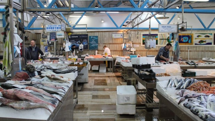 Urušio se dio stropa na tržnici Dolac: Hala je zatvorena za kupce