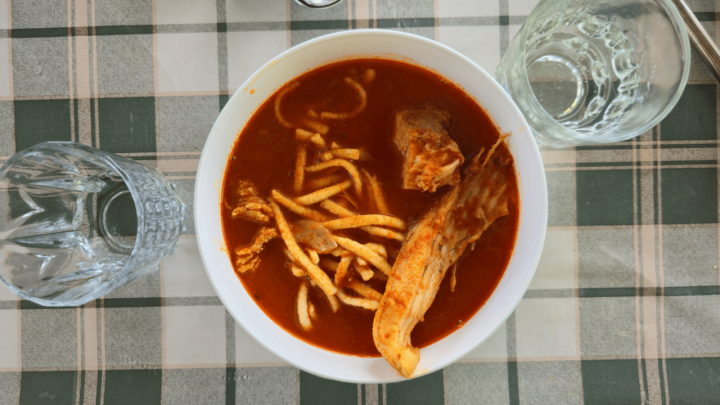 Probali smo jedan od najboljih fiš paprikaša: Skuhao ga je Ratko i otkrio recept