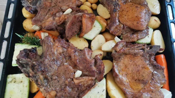 Bakina kuhinja: Meso s povrćem ispod peke? Evo kako ga možete napraviti u pećnici