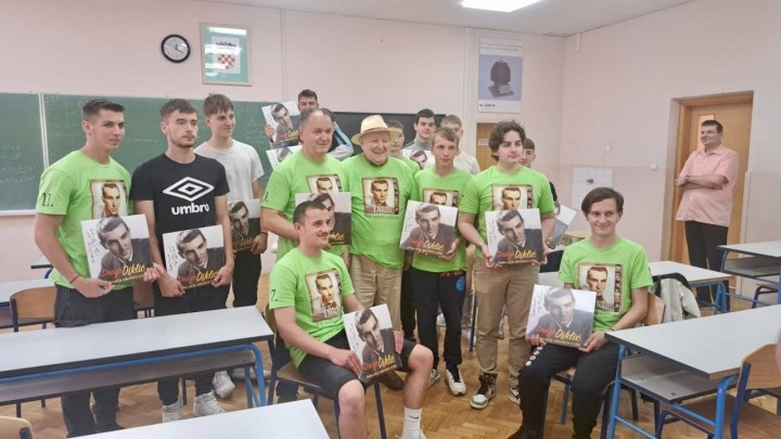 Drago Diklić posjetio maturante: Oproštaj od škole s hitom 'Još samo večeras'