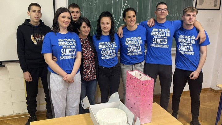 Maturanti ispratili profesoricu u mirovinu: 'Hvala vam za svaki sat'